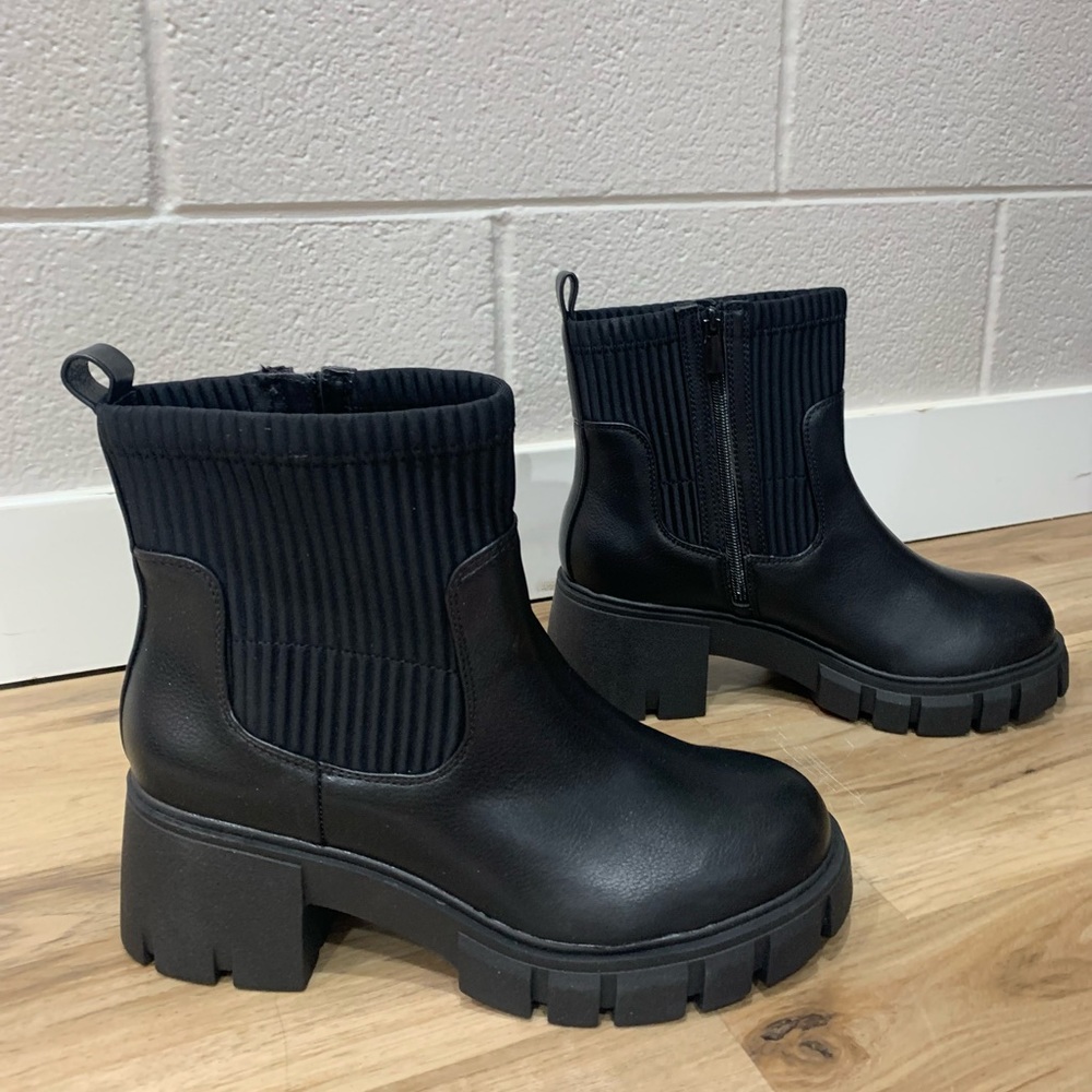 Women’s size 9.5 (US) jet black, chunky platform boots. Brand new, never worn.